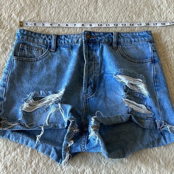 Fashion Nova distressed jean shorts size xl - Picture 10 of 16